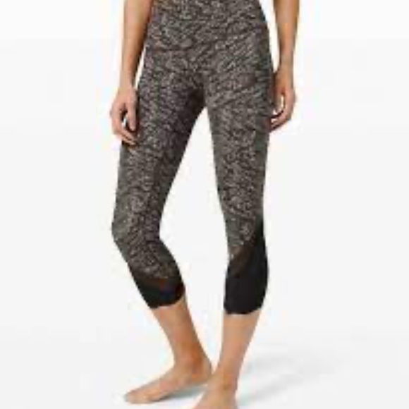 Lululemon Wunder Under Scalloped Hem high Rise crop 23' Size 10 - Picture 2 of 8